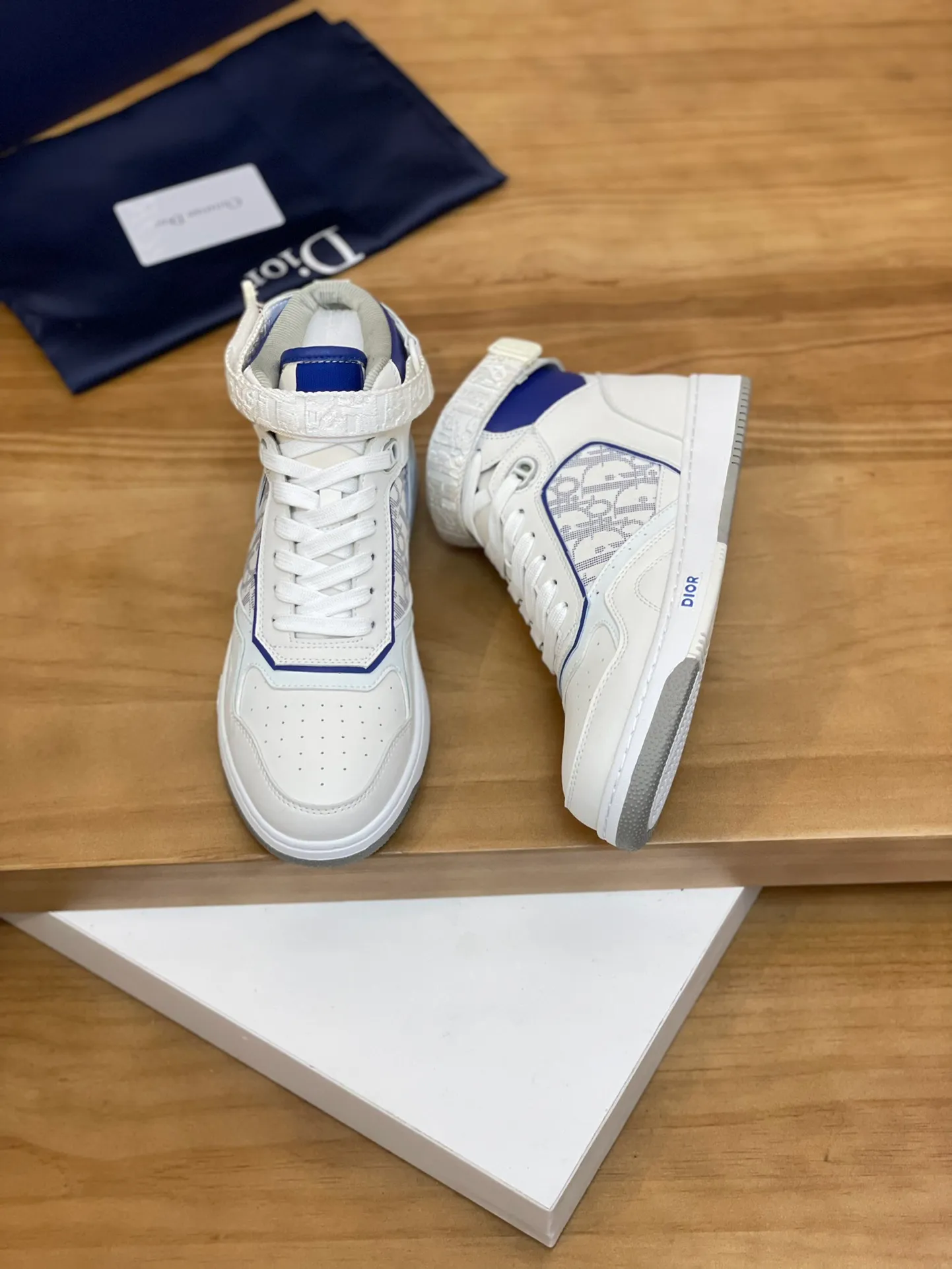 Men's shoes: 💰P460¥ Product trademark: Dior* "Dior*" high-top casual shoes Regular size: 38-44 (can be customized to 45.46) Product materials: Upper imported cowhide stitched with original fabric, breathable lining, original outsole. Number: 1006
